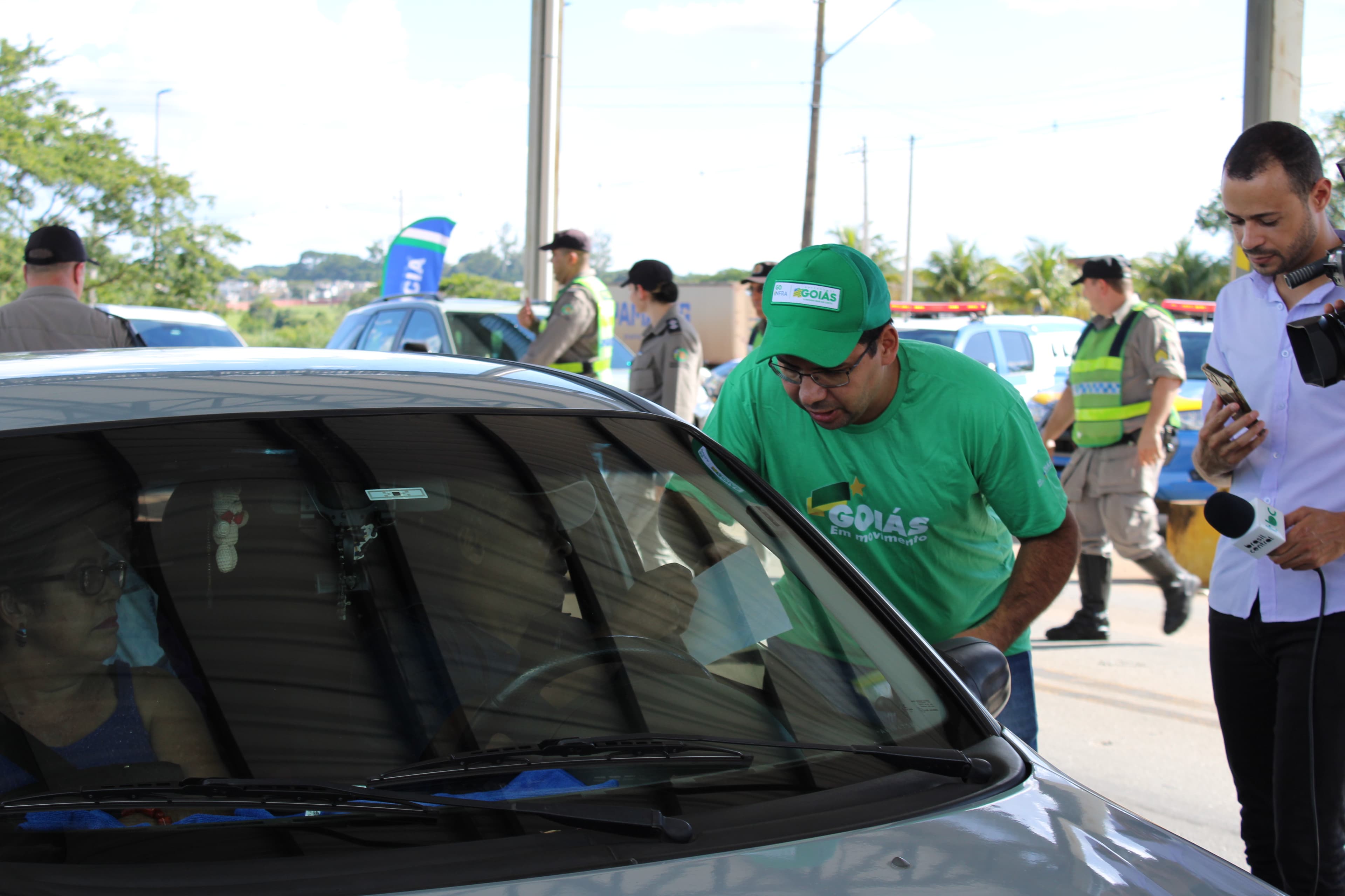 Equipe integrada em ação de segurança viária — Ações educativas